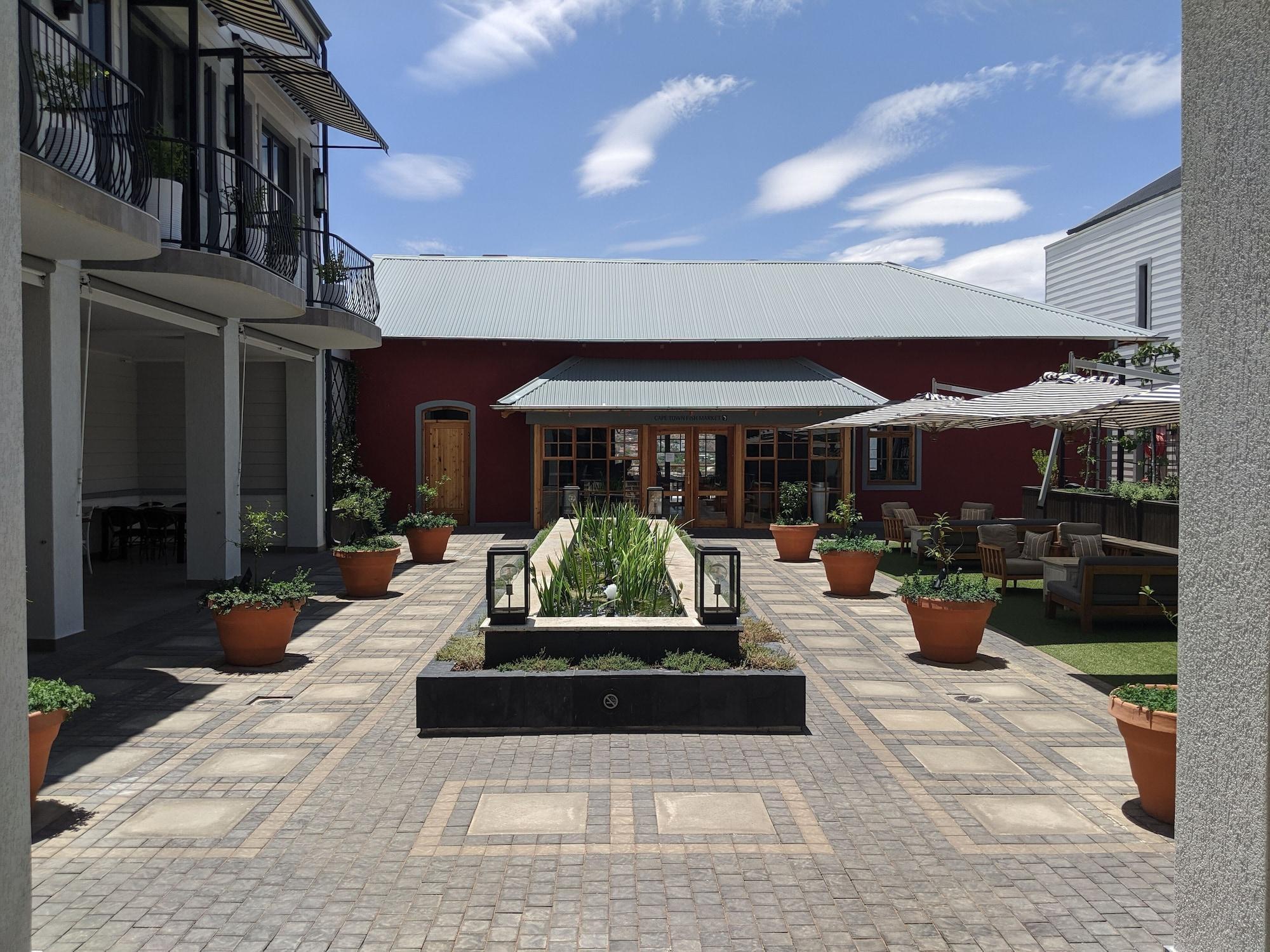 The Weinberg ווינדהוק מראה חיצוני תמונה The courtyard at the Old Bank Hotel