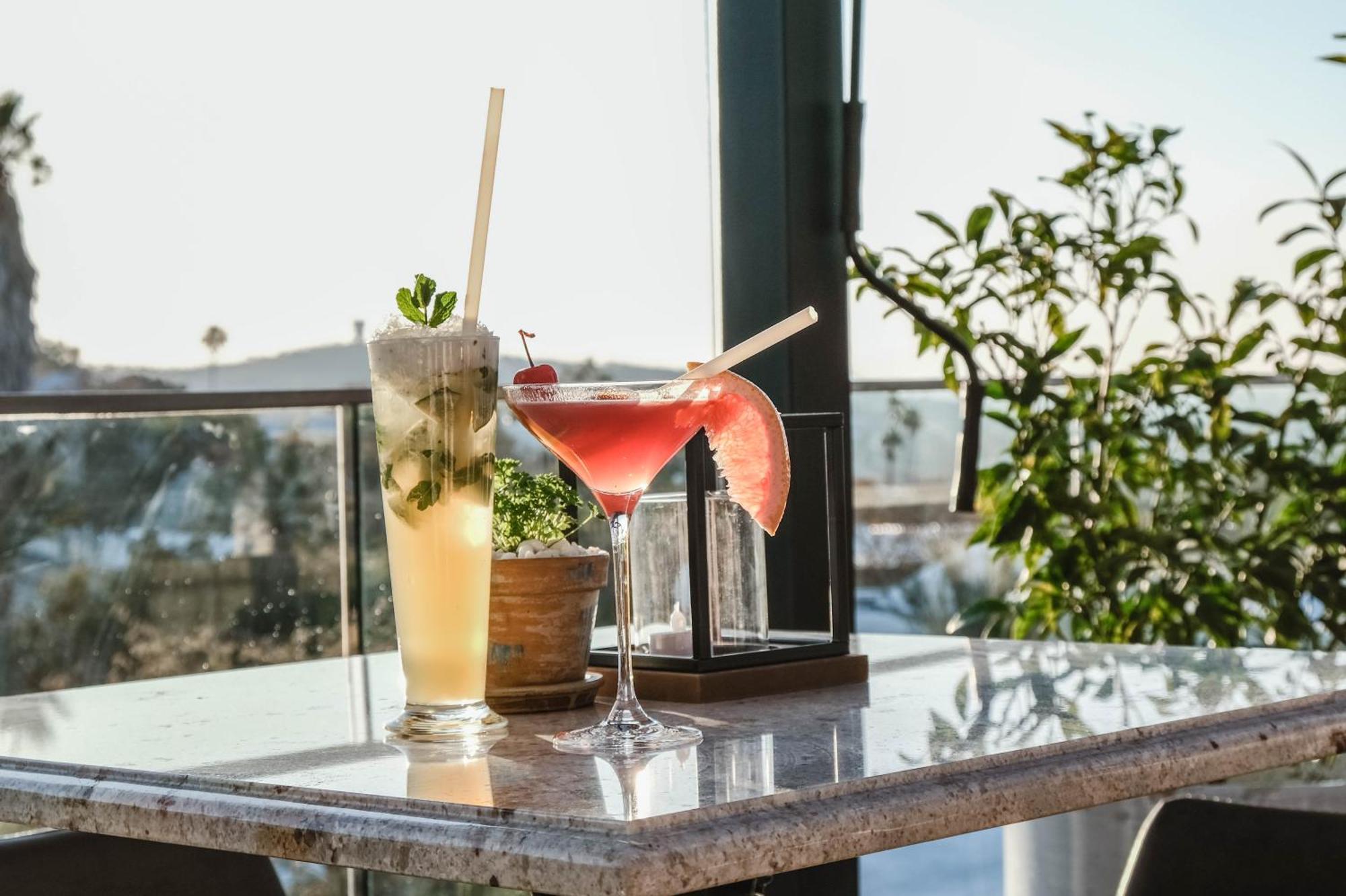 The Weinberg ווינדהוק מראה חיצוני תמונה Cocktails at the Sky Bar