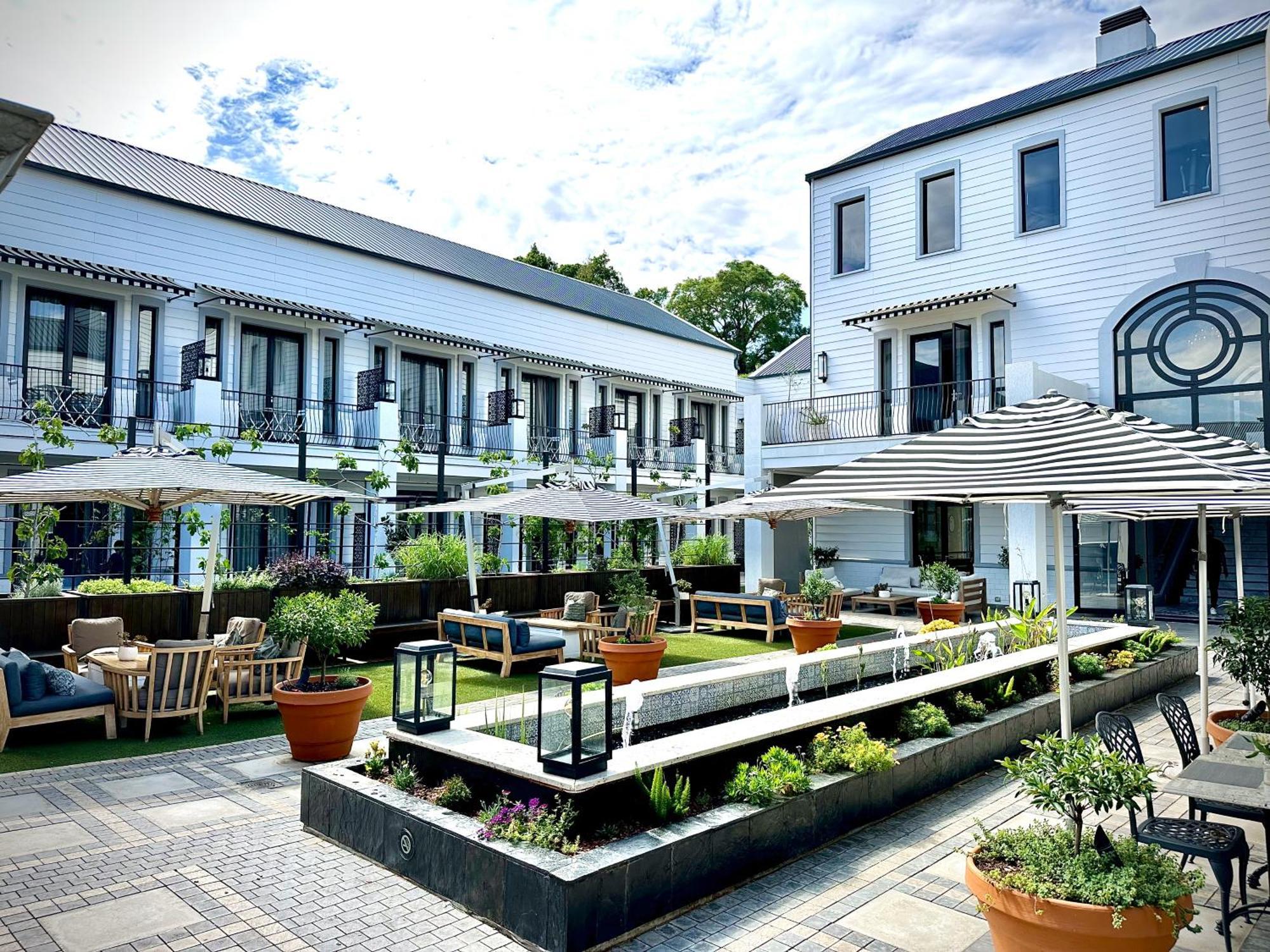 The Weinberg ווינדהוק מראה חיצוני תמונה The courtyard at the hotel