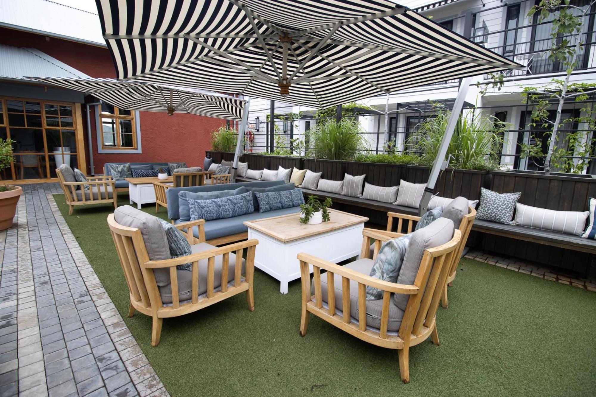 The Weinberg ווינדהוק מראה חיצוני תמונה The rooftop bar at the hotel