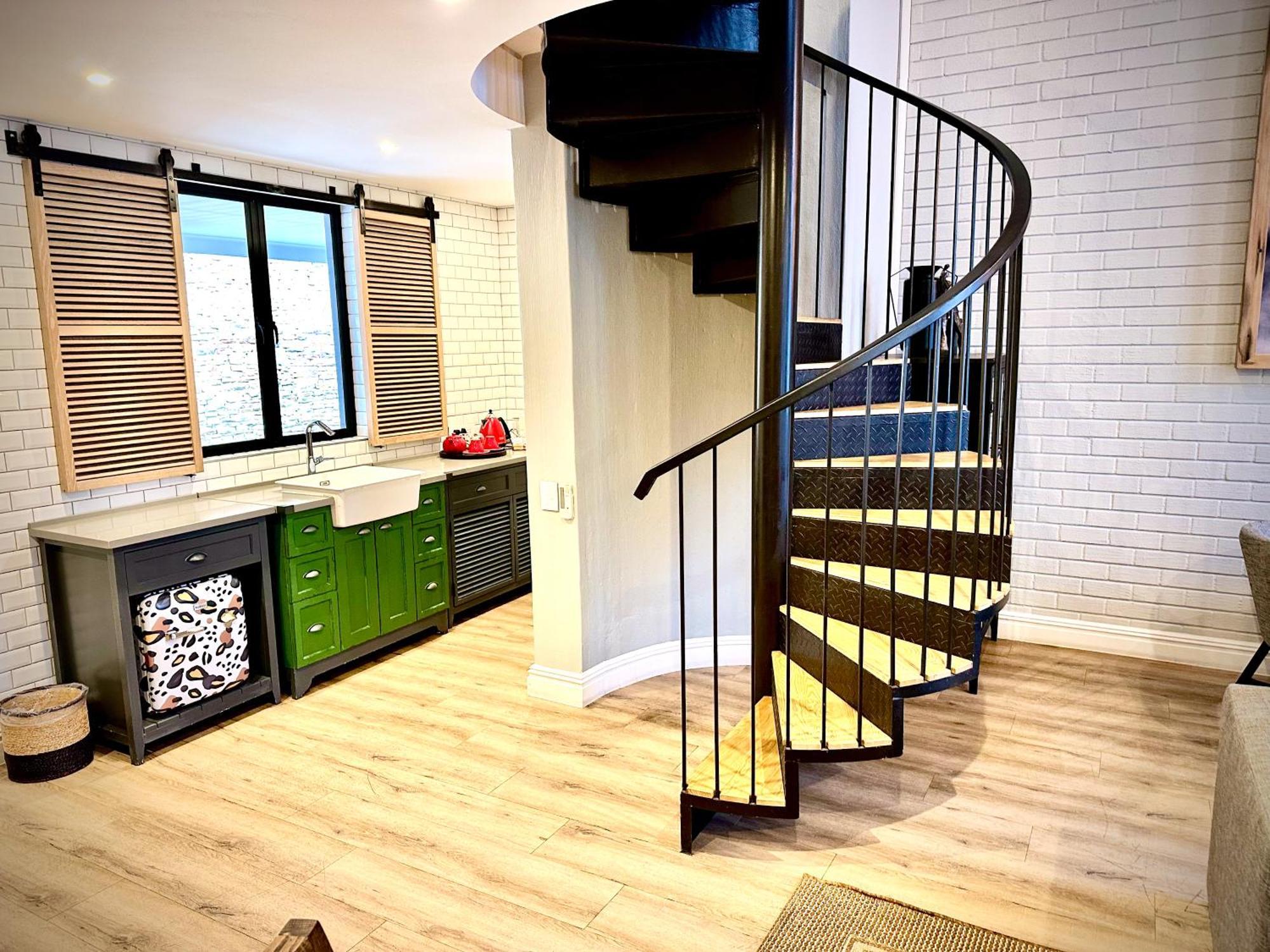 The Weinberg ווינדהוק חדר תמונה Spiral staircase