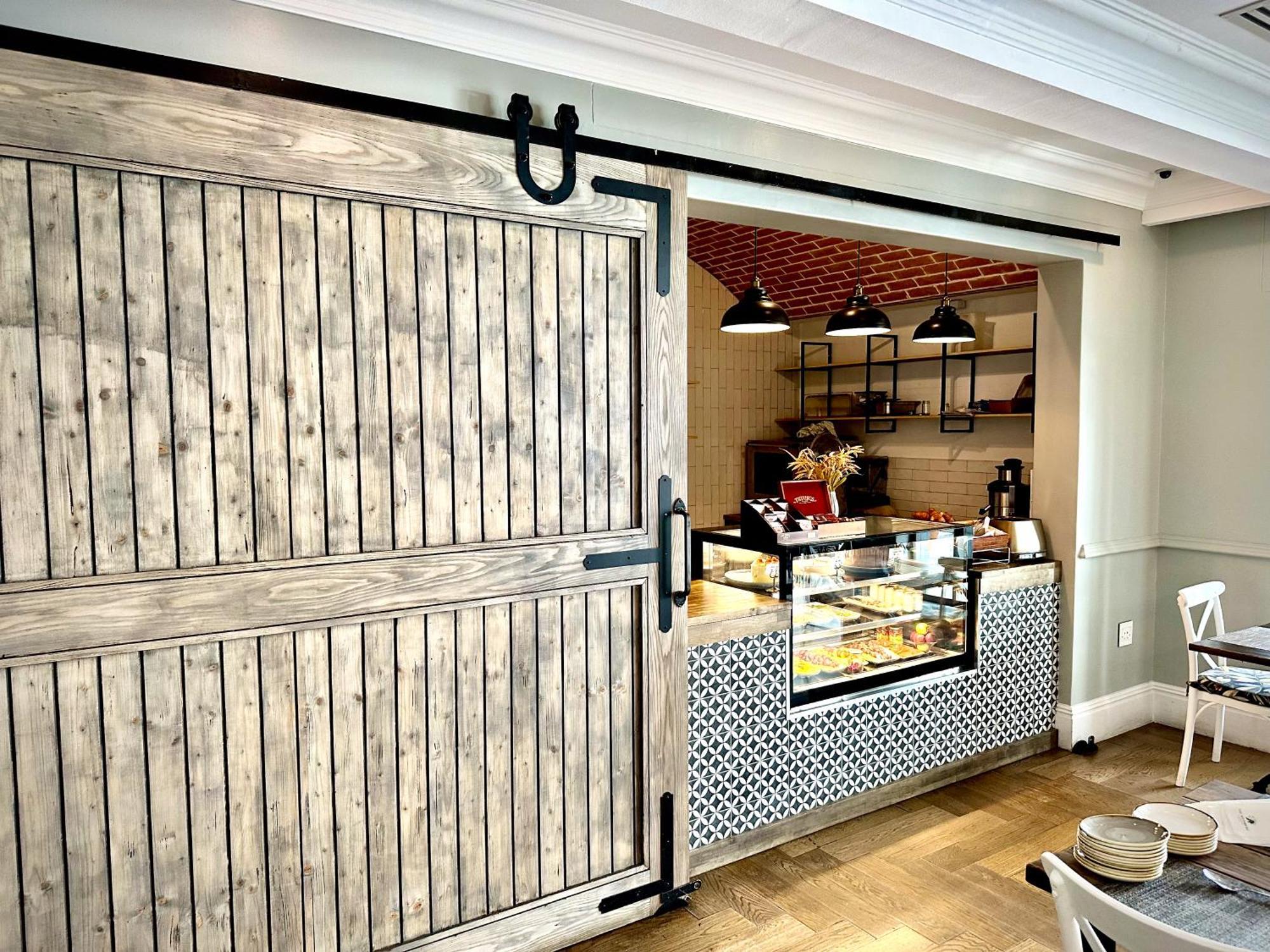 The Weinberg ווינדהוק מראה חיצוני תמונה A sliding barn door