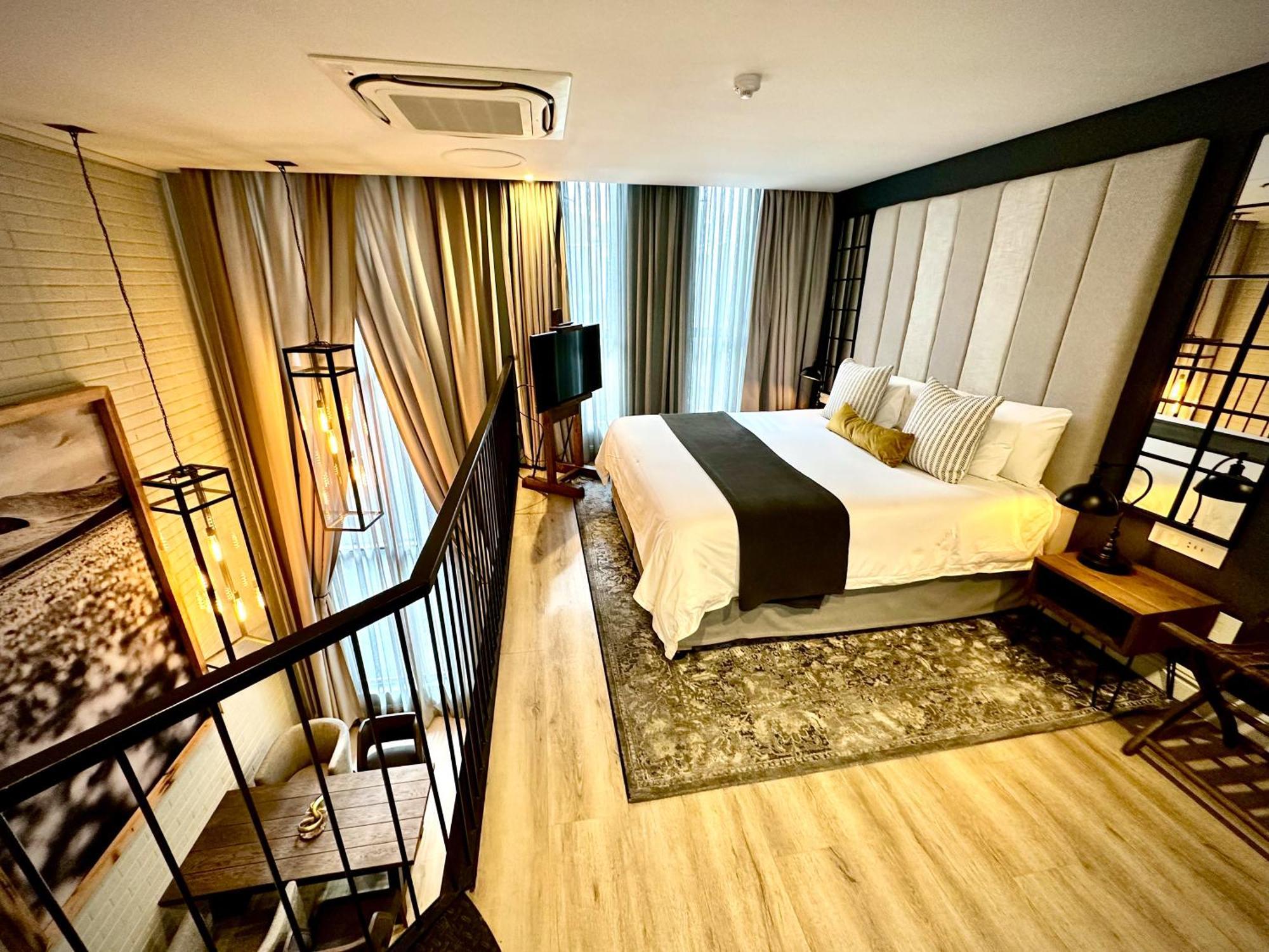 The Weinberg ווינדהוק חדר תמונה A bedroom at the hotel